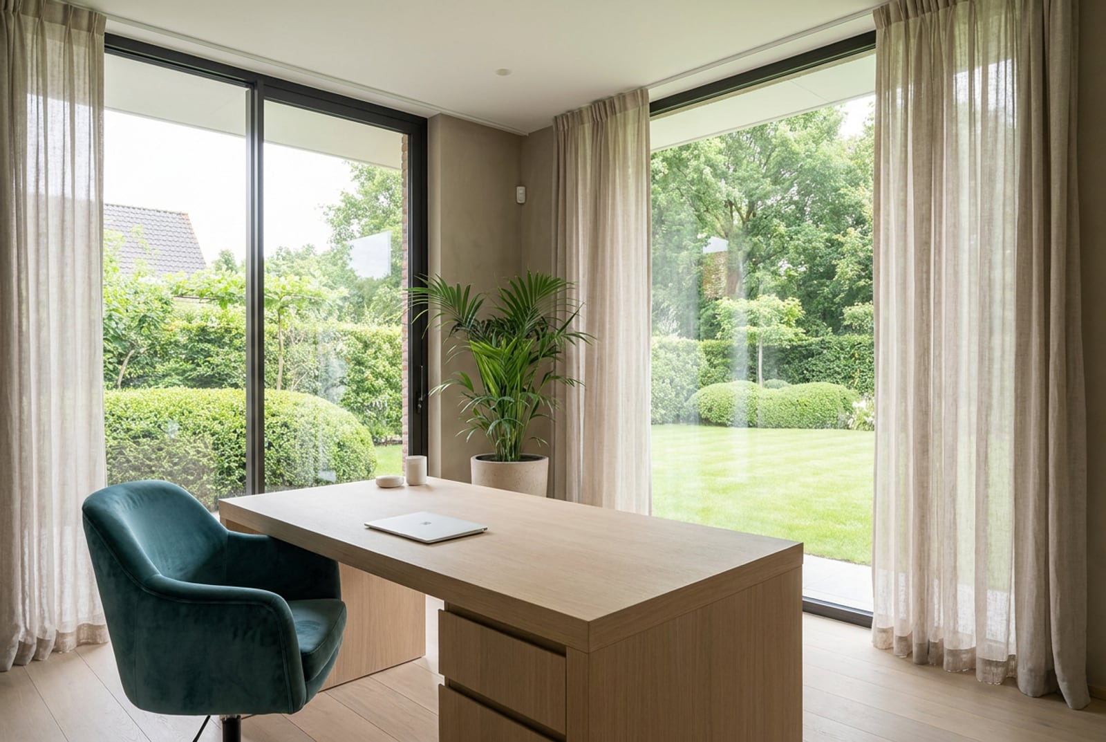 Consultorio de Estimulación Magnética Transcraneal en Zapopan, zona Real Acueducto: espacio moderno y sereno con vista al jardín